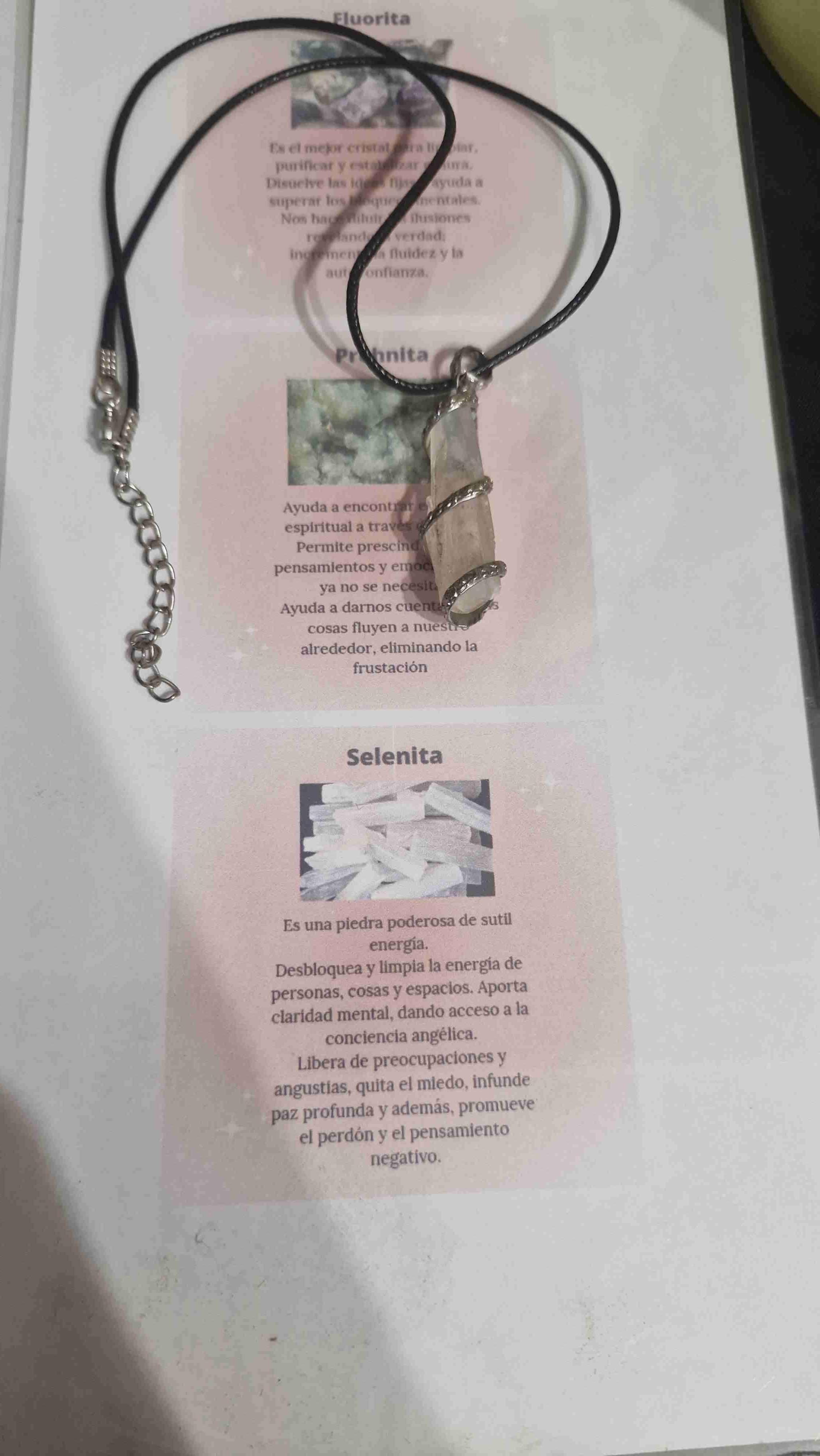 Collar de selenita con cordón