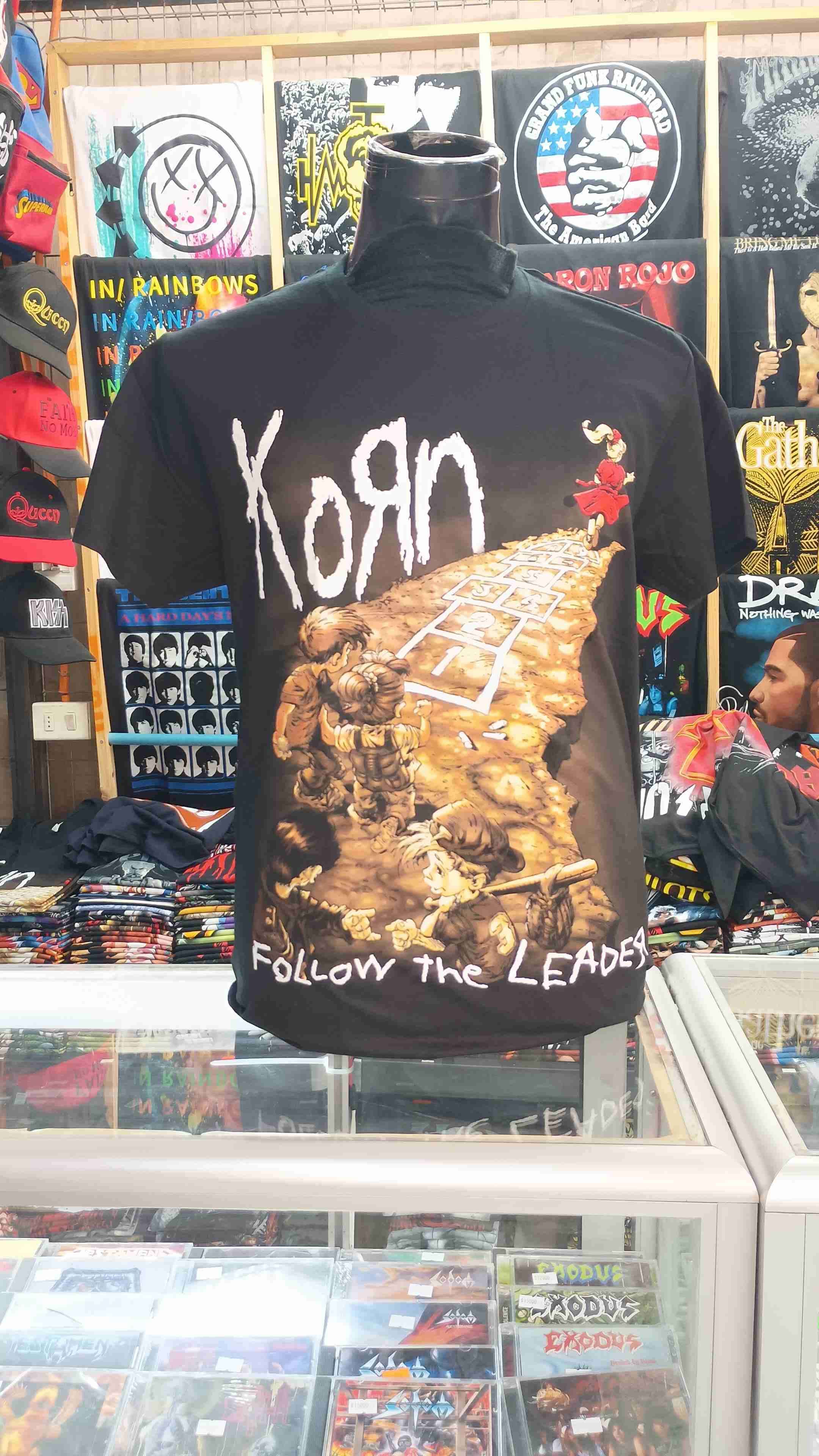 Polera Korn negra estampada
